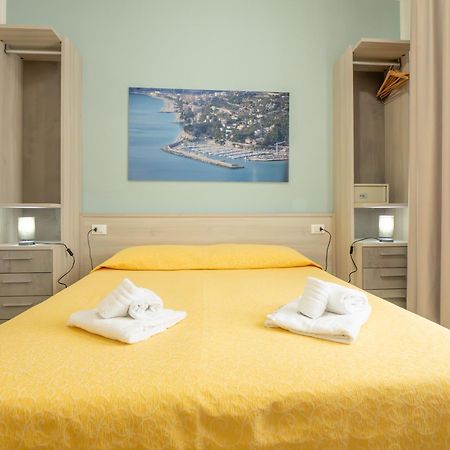 Hotel La Bussola فينالي ليغوري المظهر الخارجي الصورة